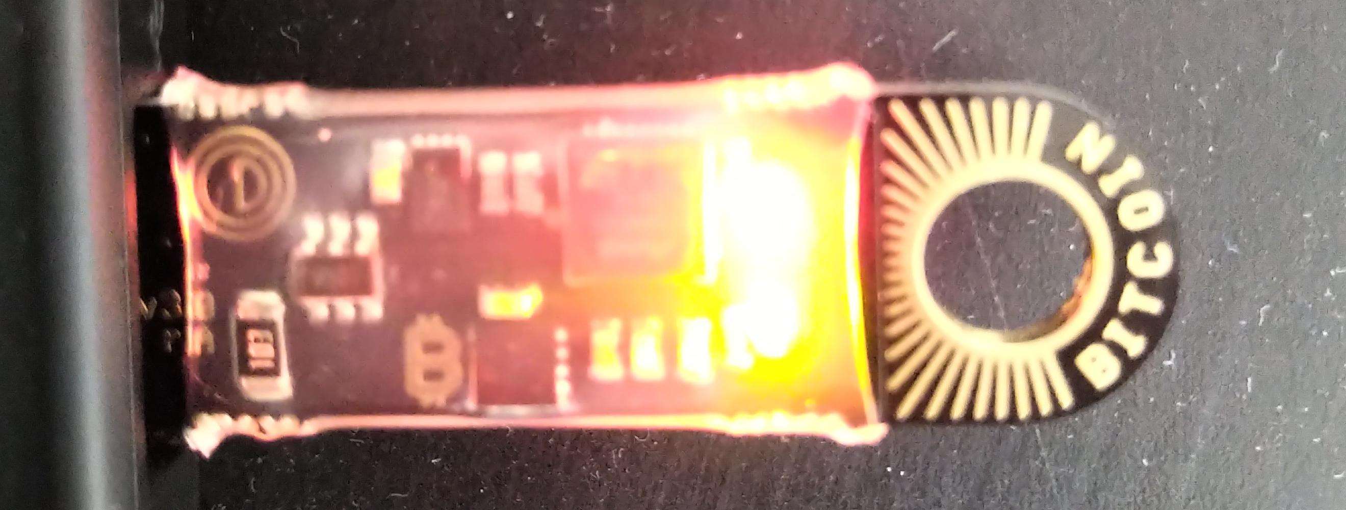 Opendime Bitcoin Wallet Set Up Step 0 flashing red light LED
